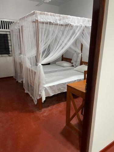 本托塔Pacifia Villa的一间卧室配有一张带蚊帐的床