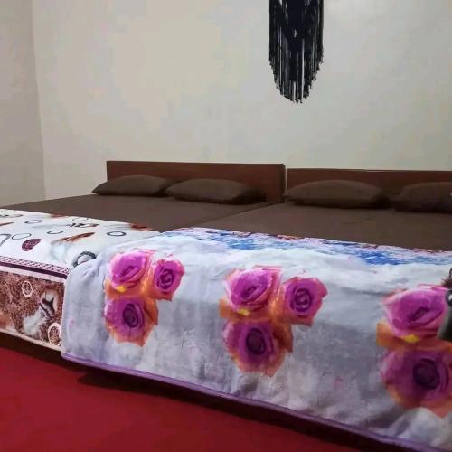 TambakrejoMAJA HOUSE 2的一张粉红色玫瑰床