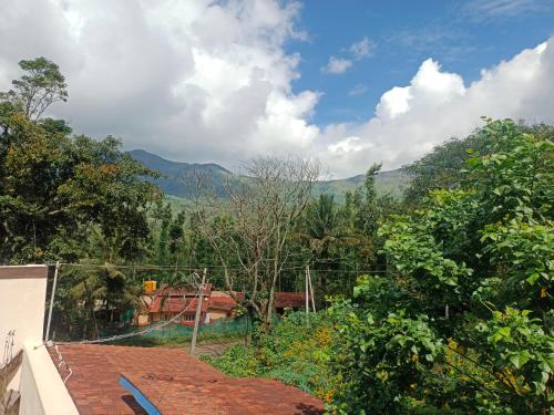 奇克马格尔Chikmagalur cool stay的从房子屋顶上欣赏美景