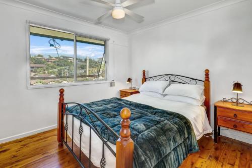 楠巴卡黑兹Avalon 2的一间卧室设有一张床和一个窗口
