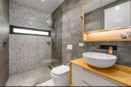 黄金海岸Casa De Mork - Entire 3 Storey Beach Villa的一间带水槽、卫生间和淋浴的浴室