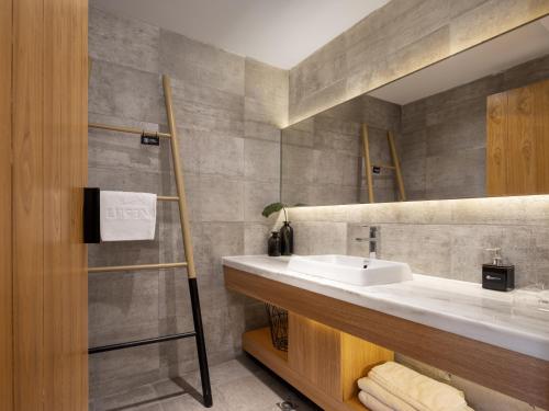 广州维度酒店(广州北京路步行街越秀公园店)的一间带水槽和镜子的浴室