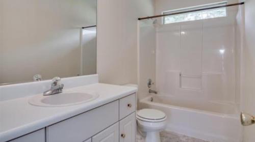 HephzibahHome on Countryside的白色的浴室设有水槽和卫生间。