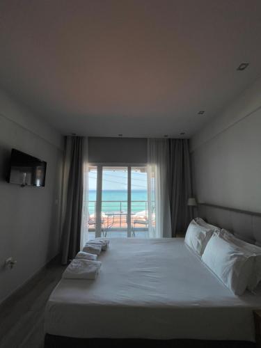 佩科霍里Horizon的一间卧室设有一张床,享有海景