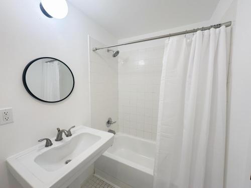 劳德代尔堡2-BDRM Fort Lauderdale - Las Olas Beach 5 minutes walk #5的白色的浴室设有水槽和镜子