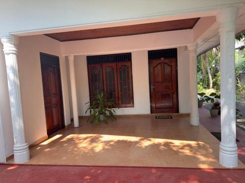 RambukkanaRelax Home Pinnawala的拥有两个门的房屋入口