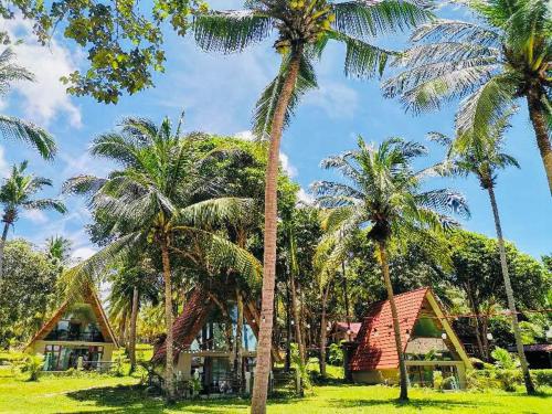 Phumĭ Kaôh RŏngKoh RhongSunshine Resort的棕榈树度假村前方