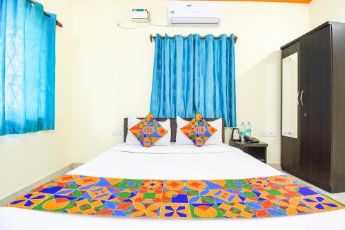 巴加FabExpress Shanel Beachside Resort的一间卧室配有一张带彩色床罩的床