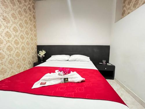 内瓦Hotel Boutique Casa Dorada的一间卧室配有一张带红色毯子的床