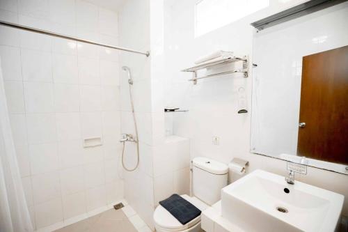 日惹脉轮花酒店的白色的浴室设有卫生间和水槽。