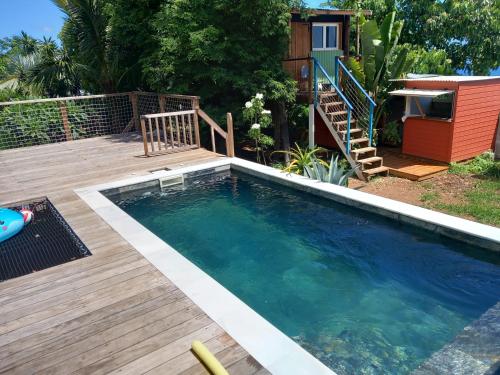 圣勒Villa vue exceptionnelle的一个带甲板和房子的游泳池