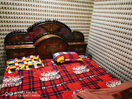 马图拉Kadiya dharamshala的床上有毯子和枕头