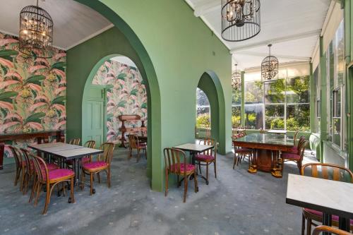 维多利亚山Victoria and Albert Guesthouse的餐厅拥有绿色的墙壁和桌椅