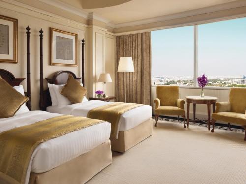 阿可贺巴阿可贺巴瑞享酒店的酒店客房设有两张床和窗户。