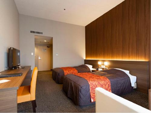 神户有马枫叶酒店的酒店客房配有两张床和一张书桌