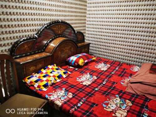 马图拉Kadiya dharamshala的一张儿童床,上面有毯子和动物塞在床上
