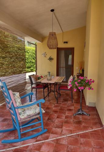 斯佩隆加Casa Mimosa Holiday Room的庭院配有桌椅和吊灯。