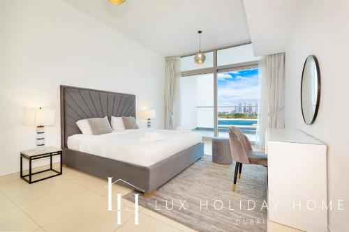 迪拜LUX - Opulent Island Suite 4的一间卧室配有一张床、一张书桌和一个窗户。