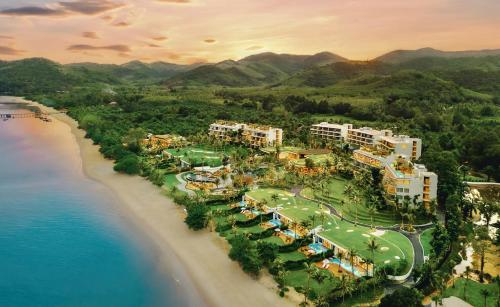 瑶亚岛Anantara Koh Yao Yai Resort & Villas的海滩上的度假村的空中景致