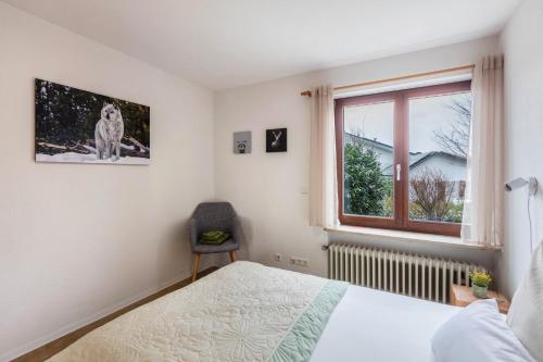 莱茵河畔威尔Ferienwohnung Schwarzwaldblick的一间卧室设有一张床和一个窗口