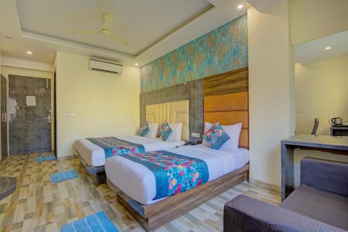 新德里SMART PLAZA HOTEL-At Airport的酒店客房设有两张床和壁炉