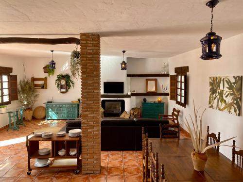 马拉加El Cielo, Cortijo en el corazón de las montañas的客厅配有沙发和桌子