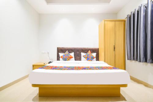 印多尔FabHotel Aashiyana的一间卧室,卧室内配有一张大床