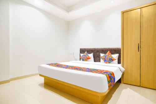 印多尔FabHotel Aashiyana的一间卧室,卧室内配有一张大床
