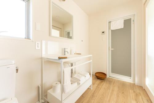 Dejimamachihotel & cafe ksnowki的白色的浴室设有水槽和镜子