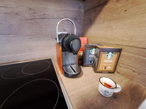 沙恩Apartment im Rietle的一张桌子,一张电话和一杯咖啡