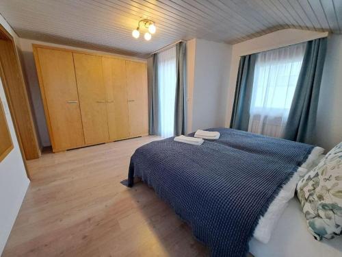 沙恩Apartment im Rietle的一间卧室配有一张带蓝色毯子的床
