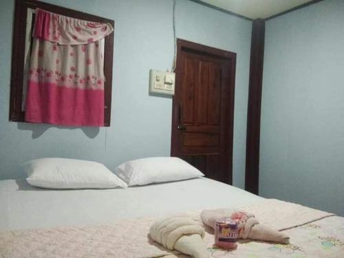Muang KhôngSunset bungalows的一间卧室配有带毛巾的床