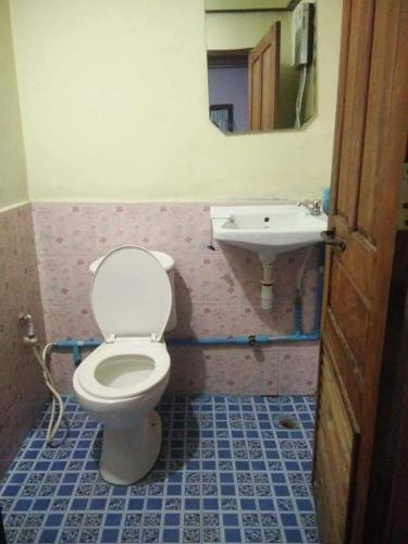 Muang KhôngSunset bungalows的一间带卫生间和水槽的浴室