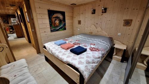Saint-François-de-SalesLe refuge du poète的木制客房内的一间卧室,配有一张床
