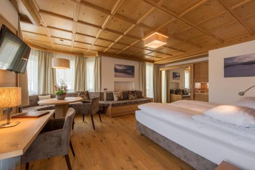雷特温克尔昂特维特酒店的一间带大床的卧室和一间客厅