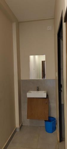 PanamaramRemarita Holidays的浴室设有水槽和墙上的镜子