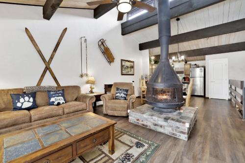 大熊湖2461-Smith Summit Chalet townhouse的带沙发和壁炉的客厅