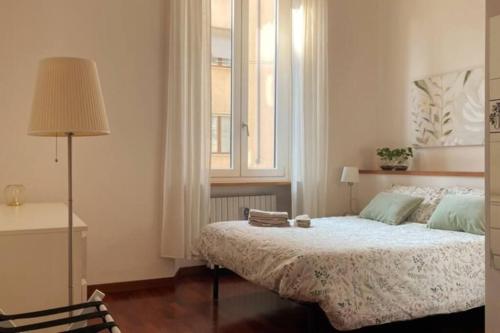 米兰Umbria 60 Apartment的一间卧室设有一张大床和一个窗户。