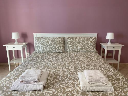 罗马卡萨马斯公寓的一间卧室配有一张带2个床头柜的大床