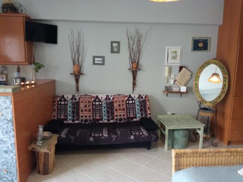 卡拉马塔Nix Nax Kalamata的带沙发和镜子的客厅