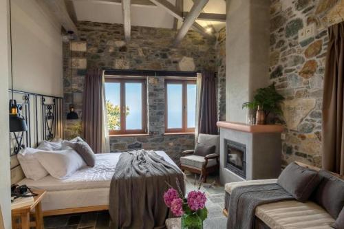莫雷逊Adama Villas & Guesthouses的一间卧室设有一张床和石墙