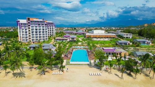 Ninh HòaTTC Van Phong Bay Resort的享有带游泳池的度假村的空中景致