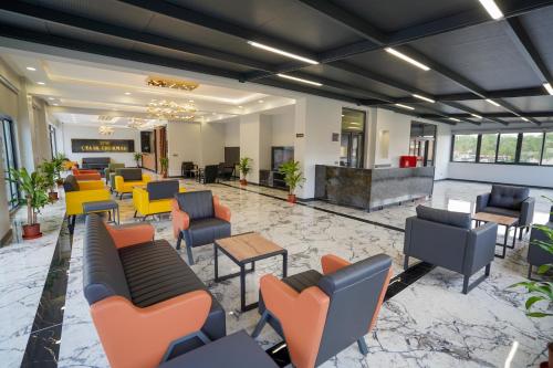 帕莫卡莱Çelik Thermal & Spa的大堂配有沙发和桌椅
