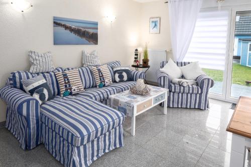 普鲁滕Ferienhaus Kranich的客厅配有蓝白条纹沙发和桌子