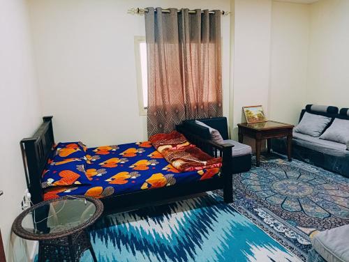 阿吉曼Place where stay for good time的一间卧室配有一张床、一张沙发和一张桌子