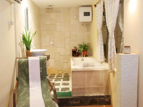 雅加达Grand Cemara Hotel的带浴缸和盥洗盆的浴室