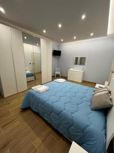 奥古斯塔PARADISO HOME的一间卧室,卧室内配有一张蓝色大床