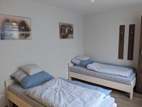 彼得库夫特雷布纳尔斯基Rigel Rooms的带两张床和床罩的房间
