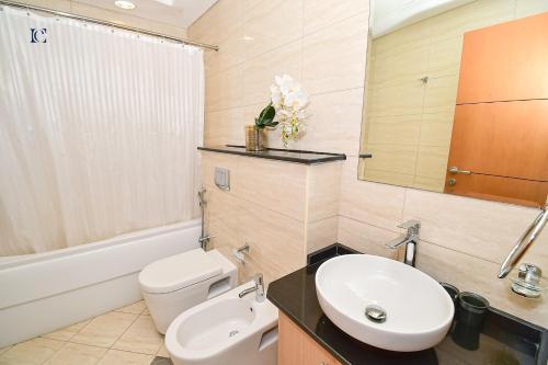 迪拜Sea-View 2Bedroom plus Sofa Bed - Near JBR Beach - HEI的浴室配有白色卫生间和盥洗盆。