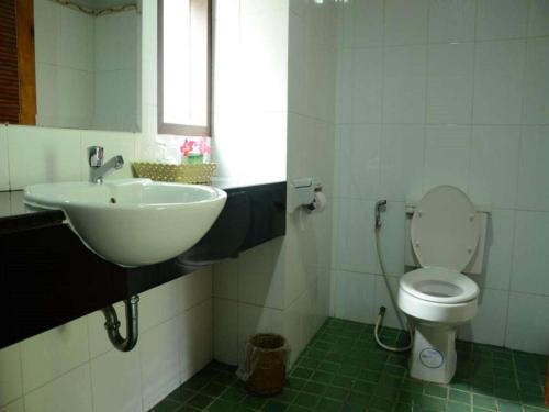 Ban SahakhamCha Am Villa Beach的一间带水槽和卫生间的浴室以及窗户。